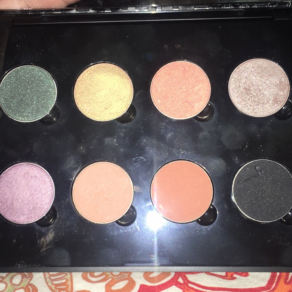 MUG eyeshadow bundle for buyer